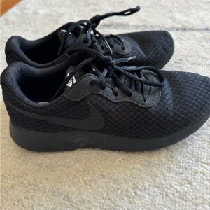Nike Women’s Black Tanjun Shoes Size 7